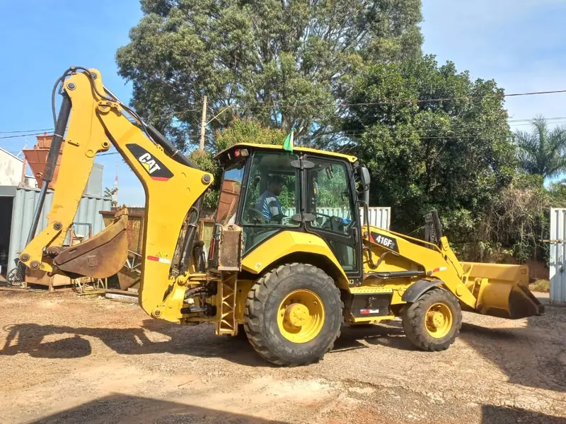 Retroescavadeira Caterpillar 416F2 vista de lado